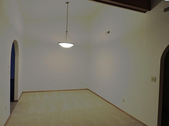 5th image of 2012 Meadows Dr N