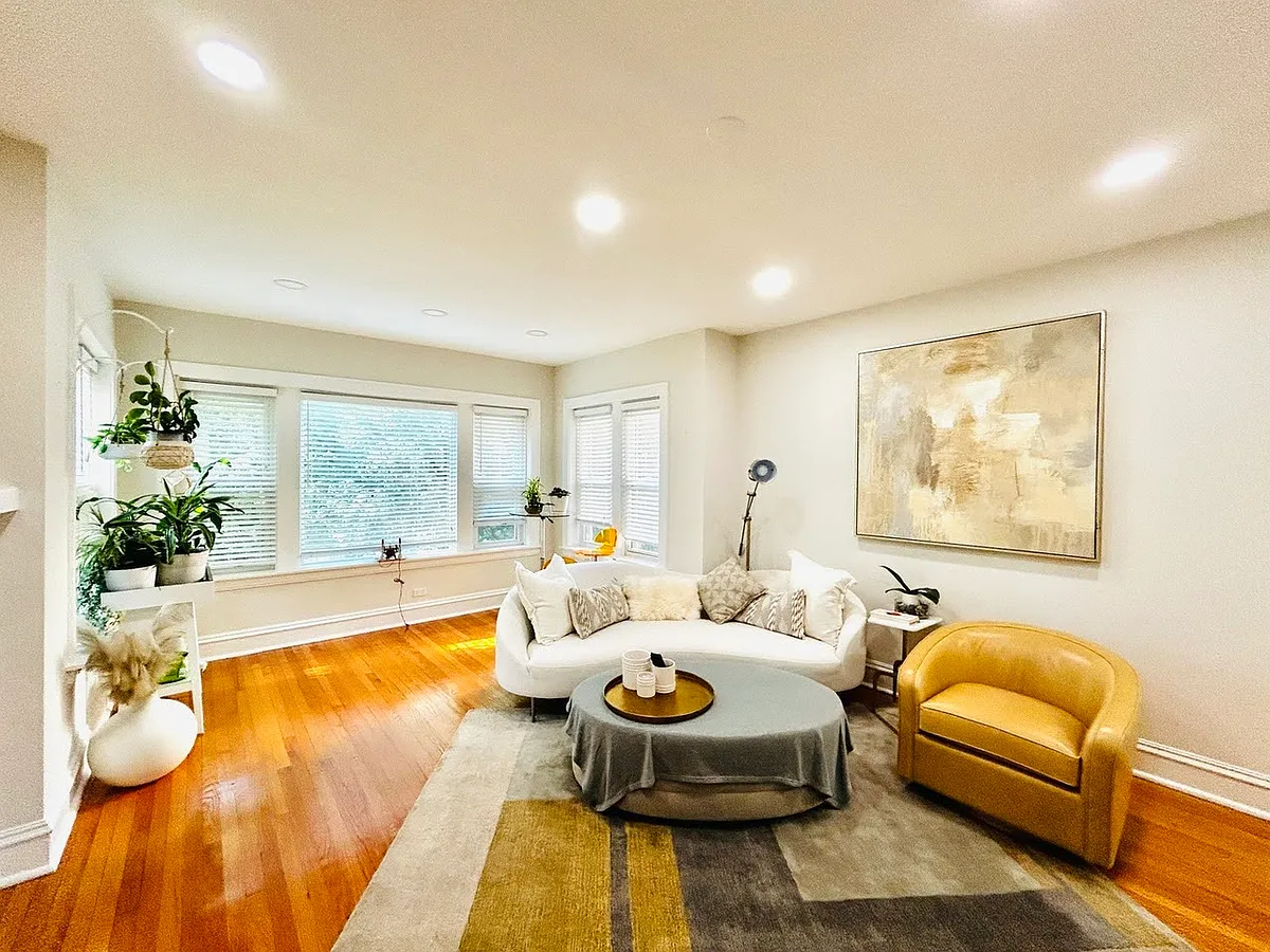 Building Photo - 2050 W Farragut Ave #2