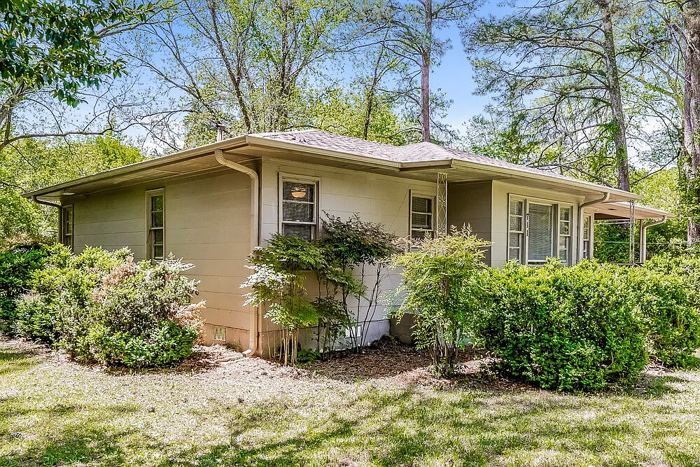 3 bed, 1.0 bath, 1133 sqft, $1,710 — Photo 3