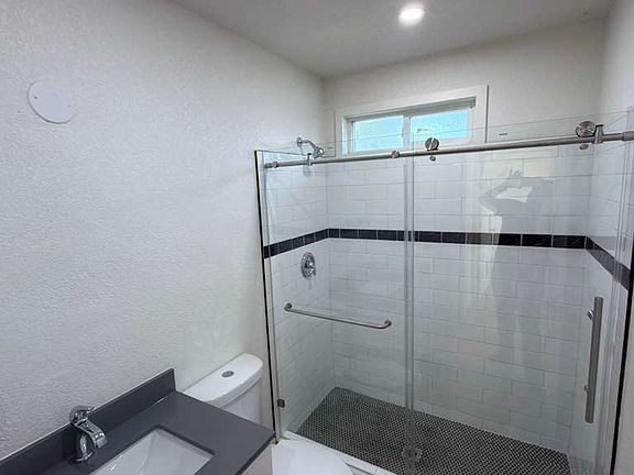 5th image of 624-622 E Jackson St #624