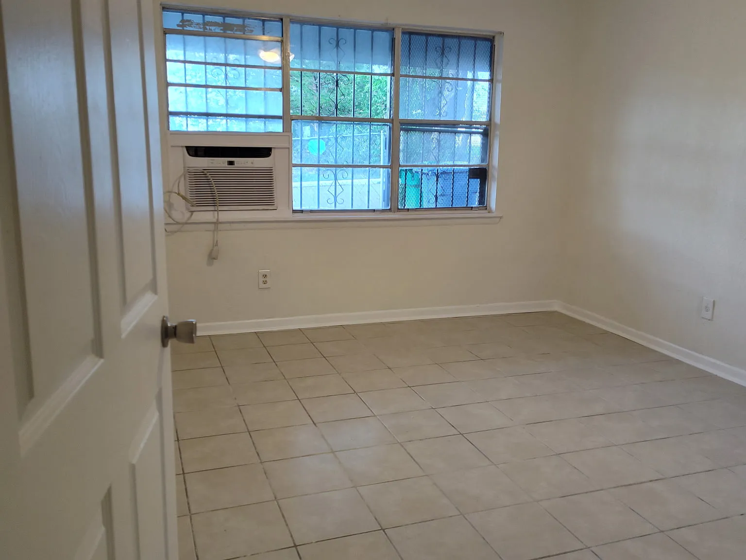 3 bed, 1000 sqft, $1,568 — Photo 3