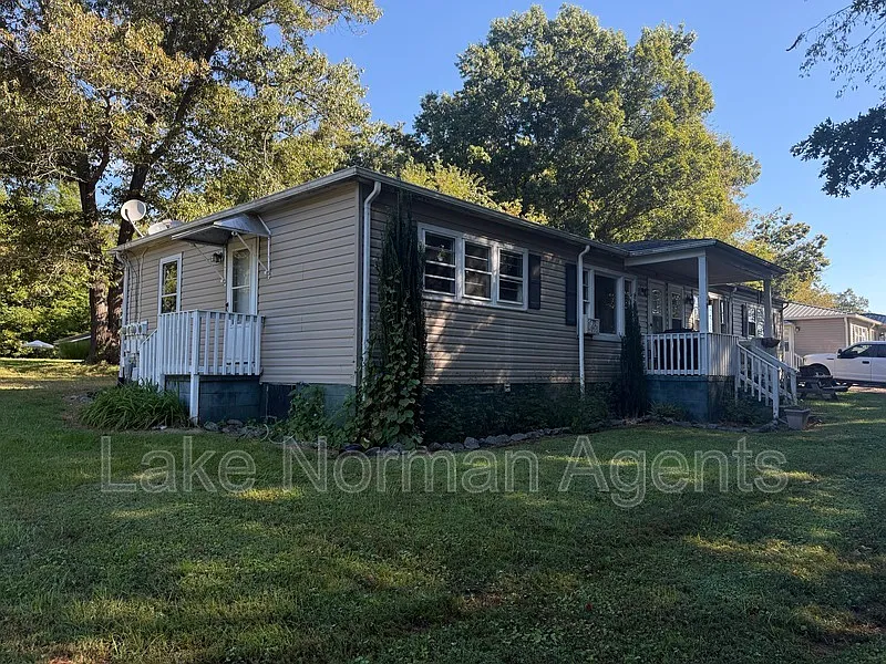 2 bed, 1.0 bath, 806 sqft, $1,200 — Photo 1
