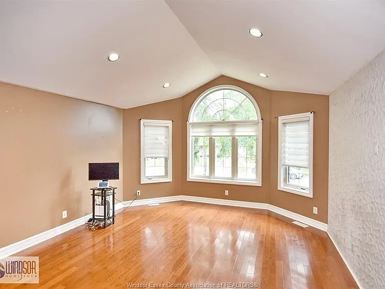 4305 Casgrain Dr #UPPER — Photo 13