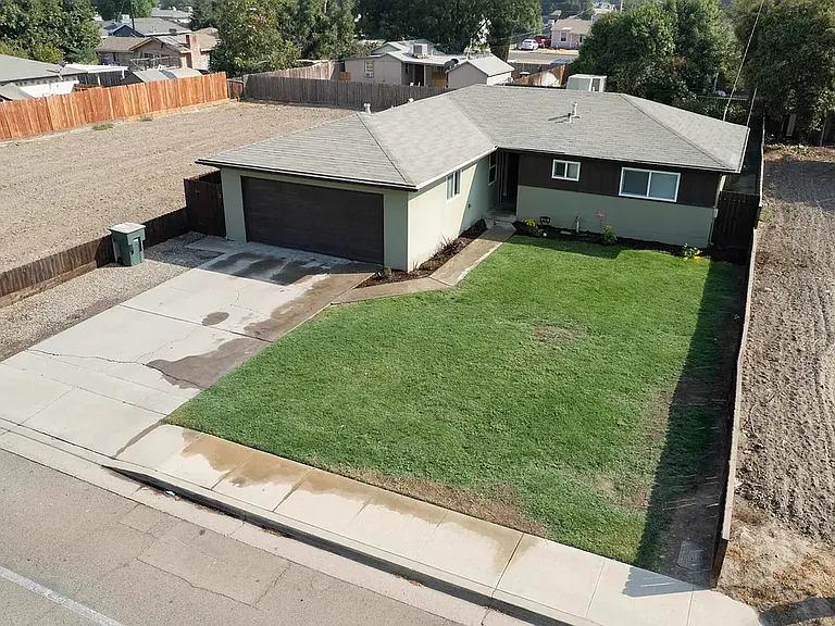 4335 W Tulare Ave — Photo 25