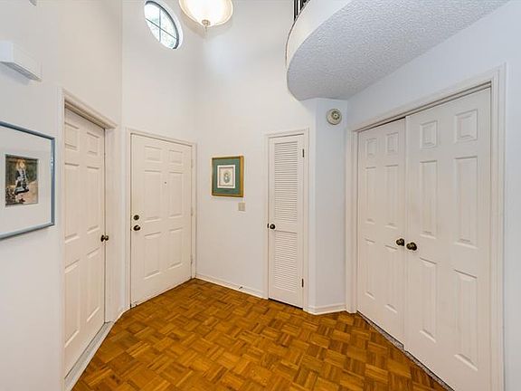 3rd image of 616 Greenglen Ln