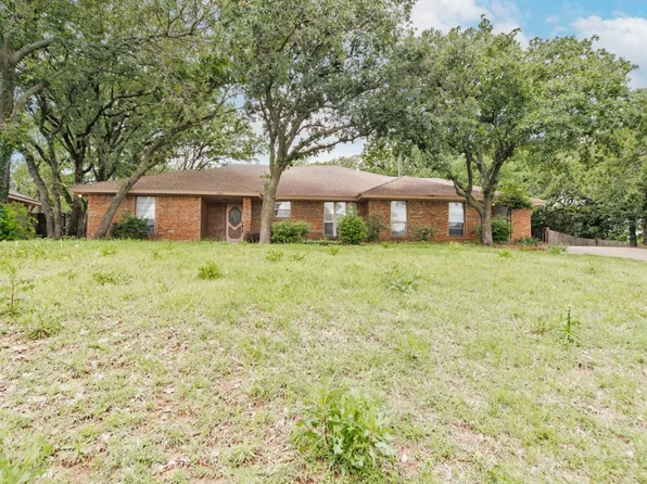 1300 Woodland Trail Dr, Bowie, TX 76230