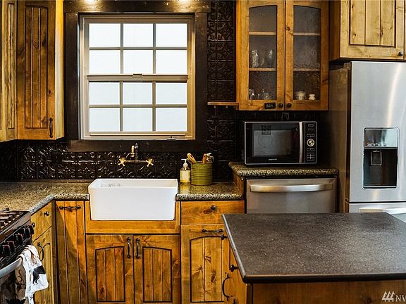 Loaded kitchen awaits the chef!