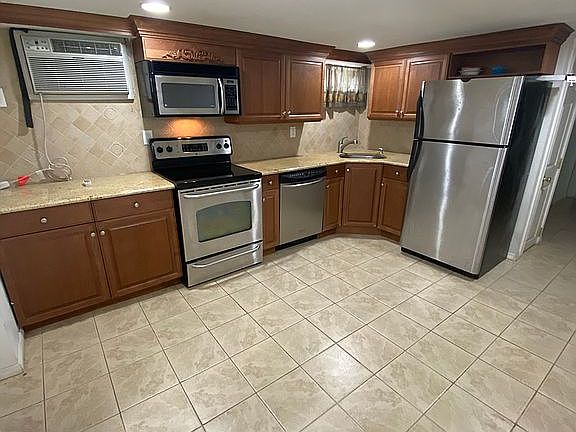 4th image of 227 Lincoln Pl