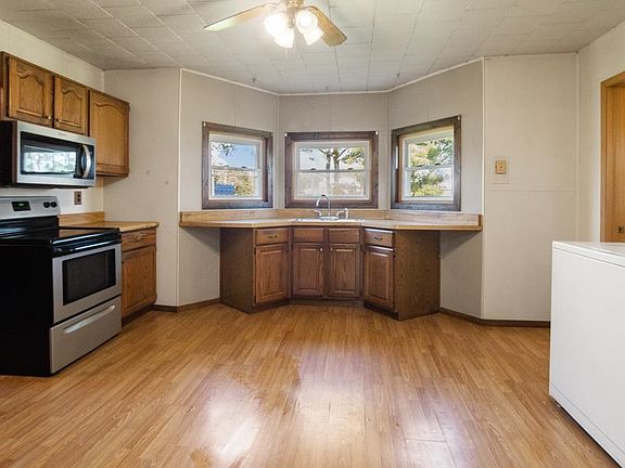 5th image of 210 Oak St