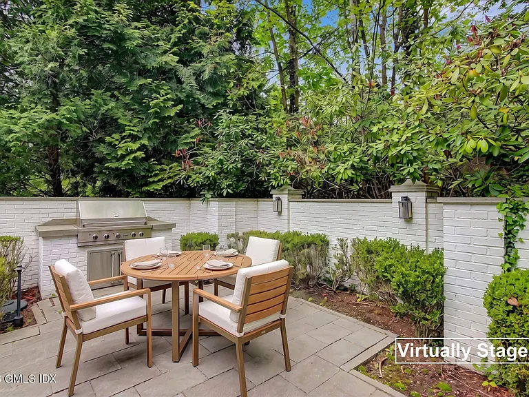 183 E Putnam Ave #CARRIAGE HOUSE — Photo 17