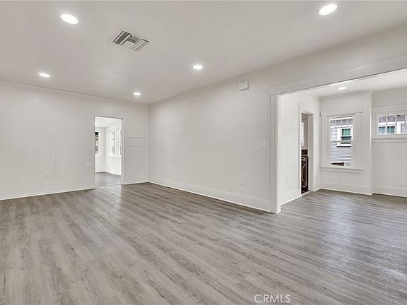4th image of 809 E Colton Ave