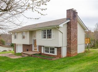 6 Fieldcrest Dr, Candler, NC 28715