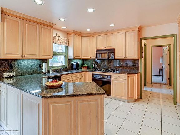 4th image of 15 Thomas Dr