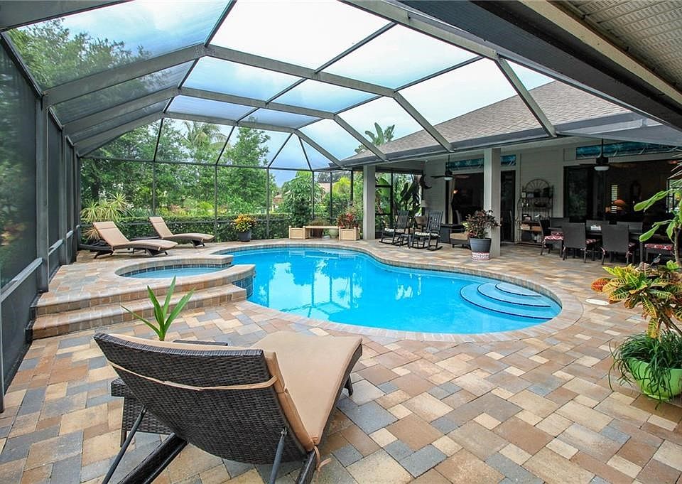 Screened pool & spacious lanai