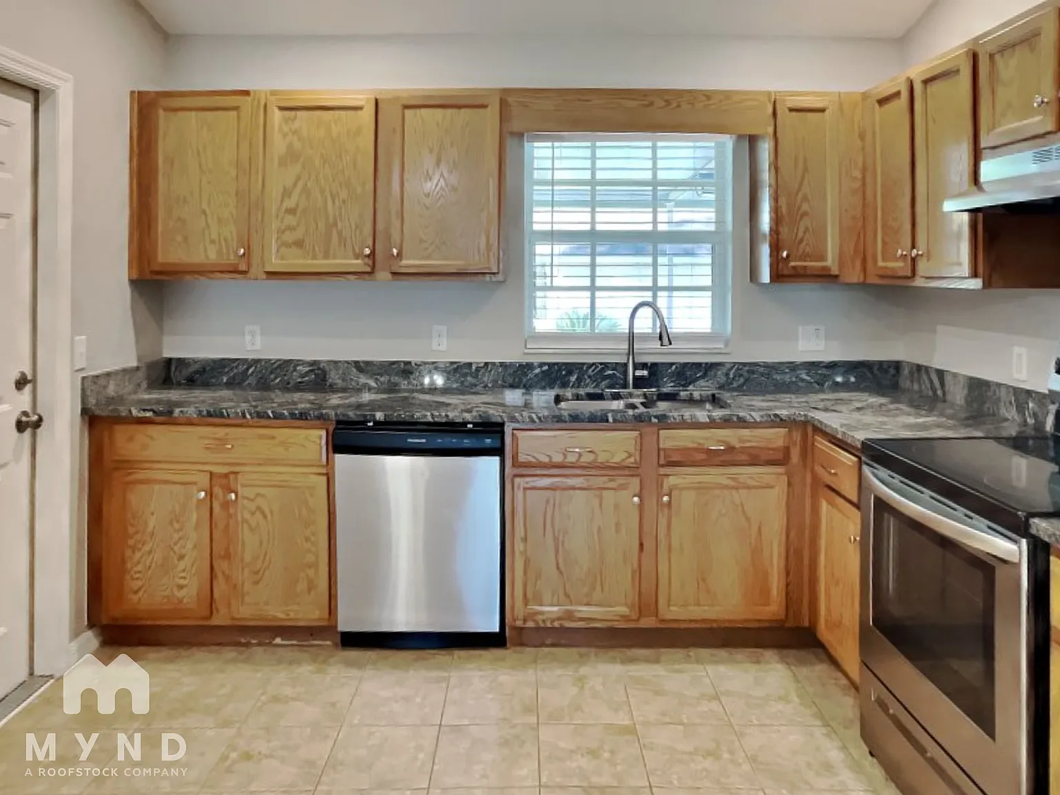 3 bed, 2.0 bath, 1308 sqft, $2,045 — Photo 2