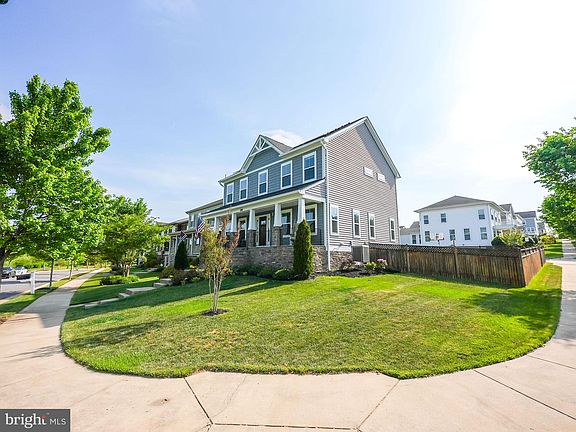 4th image of 240 Almond Dr