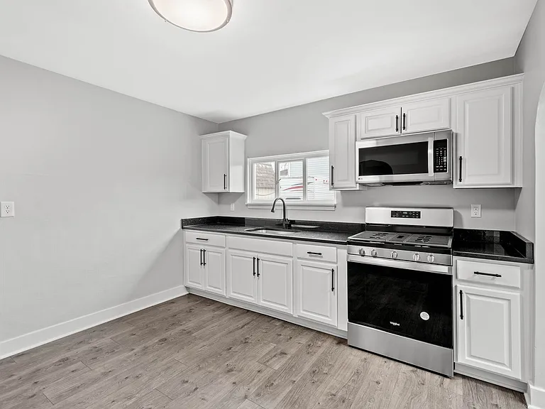 105 Broadway St — Photo 9