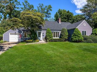 100 Dumbarton Dr, Huntington, NY 11743