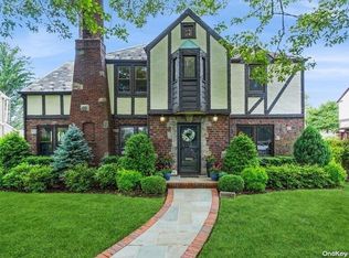 138 Tullamore Rd, Garden City, NY 11530