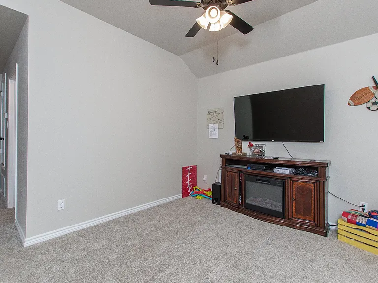 1756 Meadow Crest Dr — Photo 17