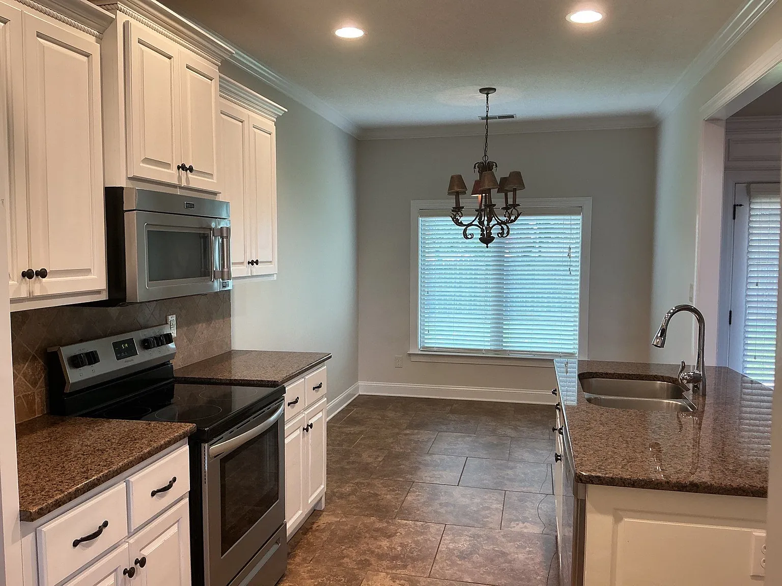 3 bed, 1710 sqft, $2,395 — Photo 2