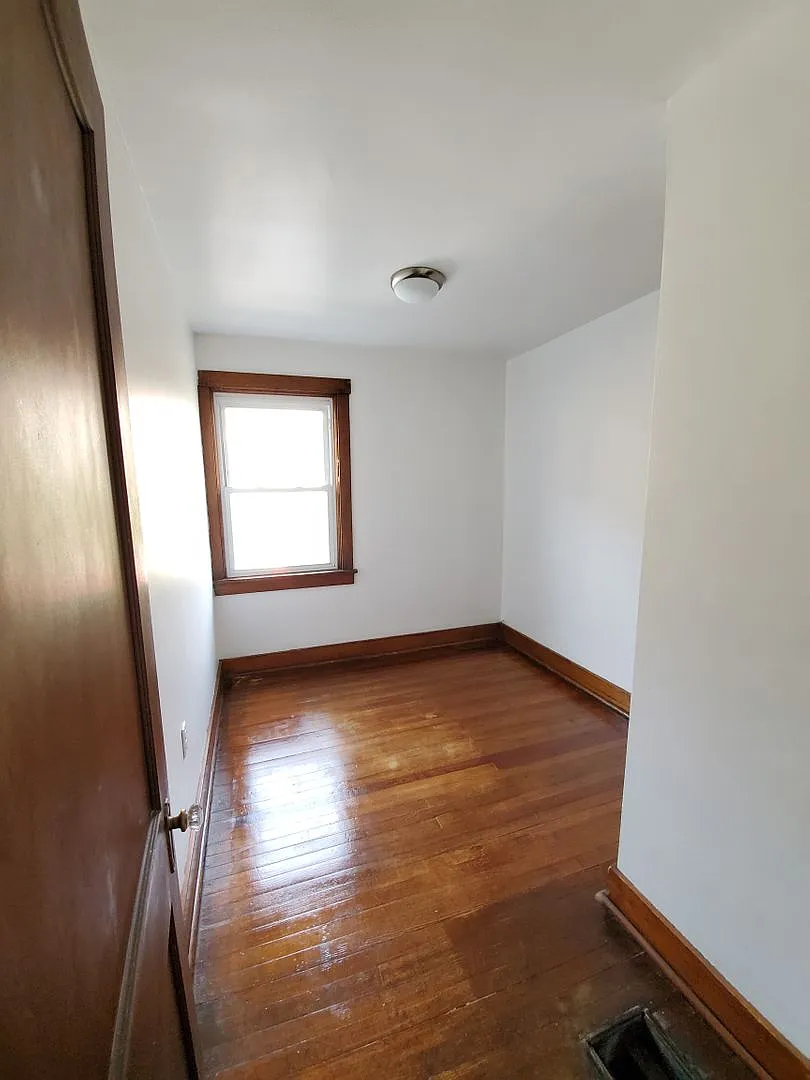 Available NOW! 3 Bedroom home with fenced in yard! — Photo 3