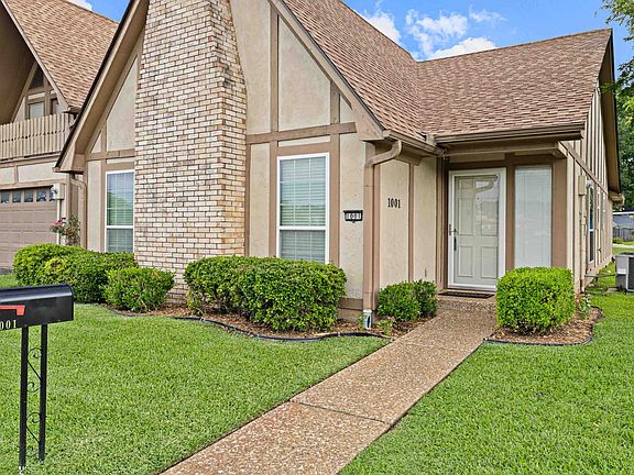 3rd image of 1001 Towne Lake Dr