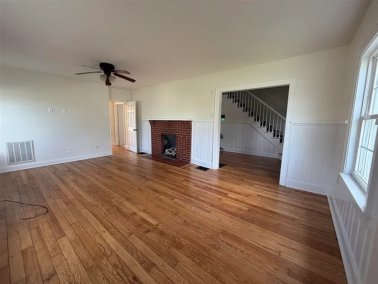 509 University Dr — Photo 2