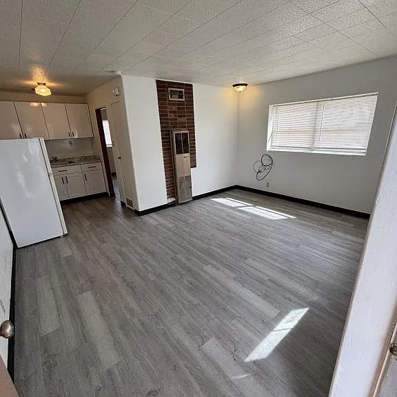 210 N Division Ave — Photo 2