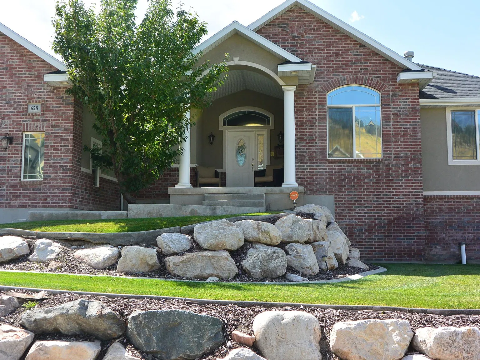 4 bed, 3926 sqft, $5,750 — Photo 3