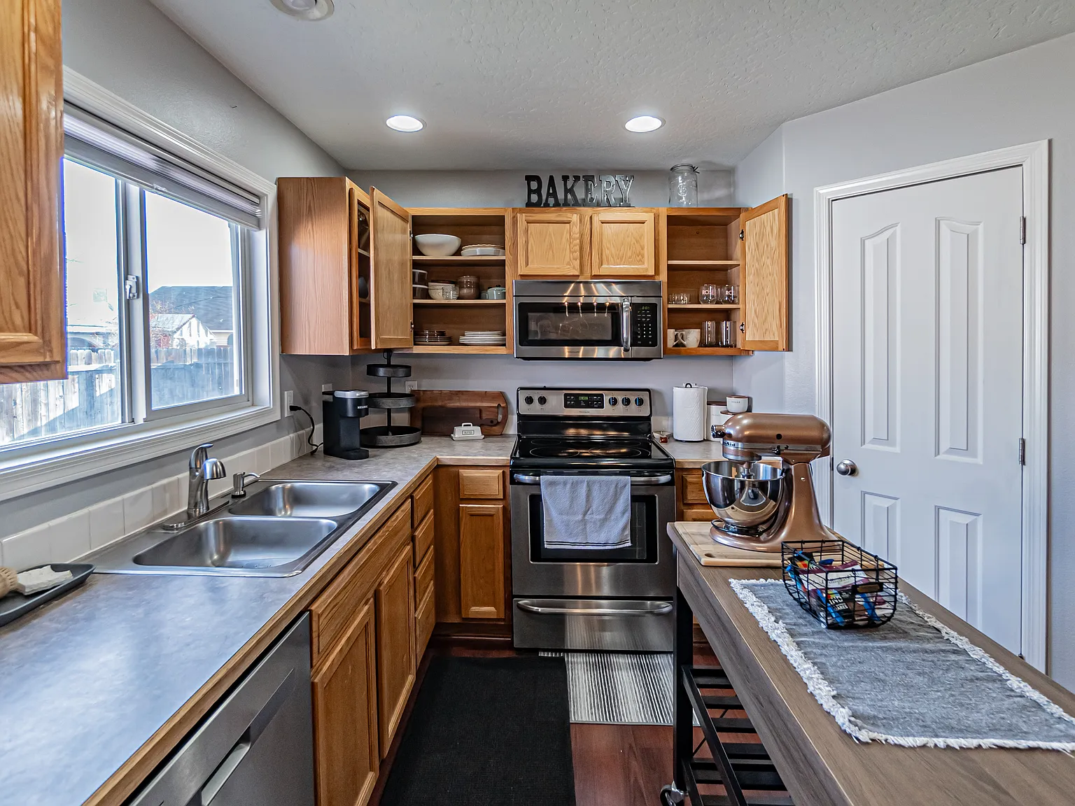 3 bed, 1173 sqft, $5,985 — Photo 4