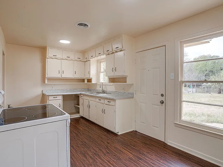 4315 Mackey Dr — Photo 8