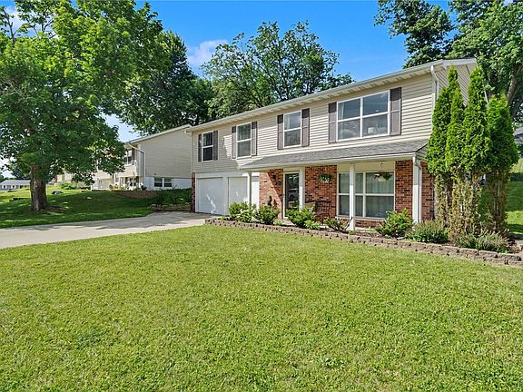 2nd image of 221 Windsor Dr NE