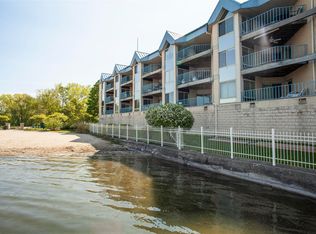 130 W Wisconsin Ave, Pewaukee, WI 53072