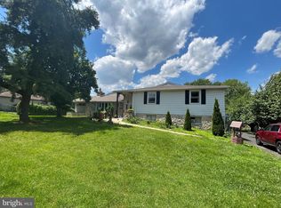 886 W Maple Dr, Southampton, PA 18966