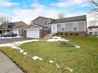 596 Iroquois Trl, Carol Stream, IL 60188