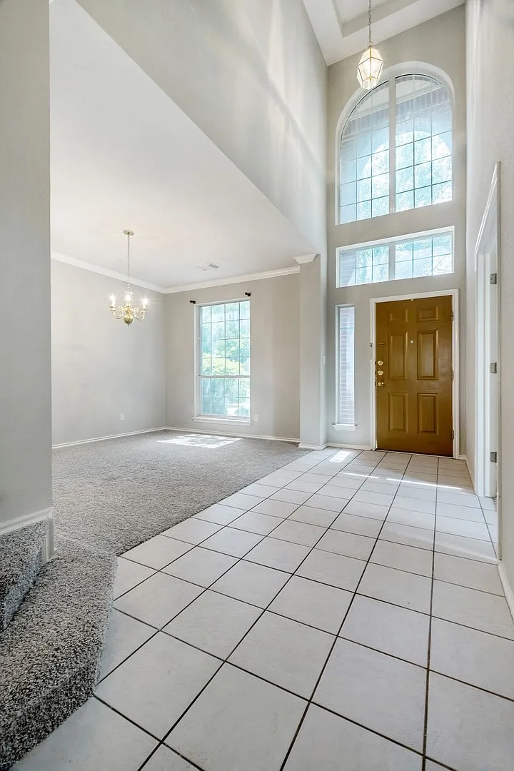 4 Bedroom, 2.5 Bath Home in Vista Oaks — Photo 4