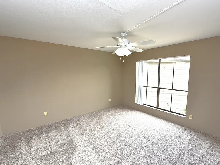Wilshire Park Apartments — Photo 22