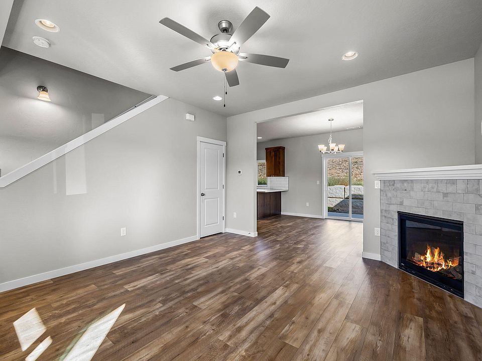 1st image of 814 NE Brookstone Dr