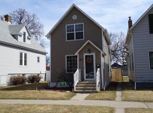 817 Reeves Dr, Grand Forks, ND 58201