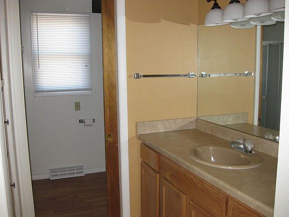 5th image of 516 N 3rd St E