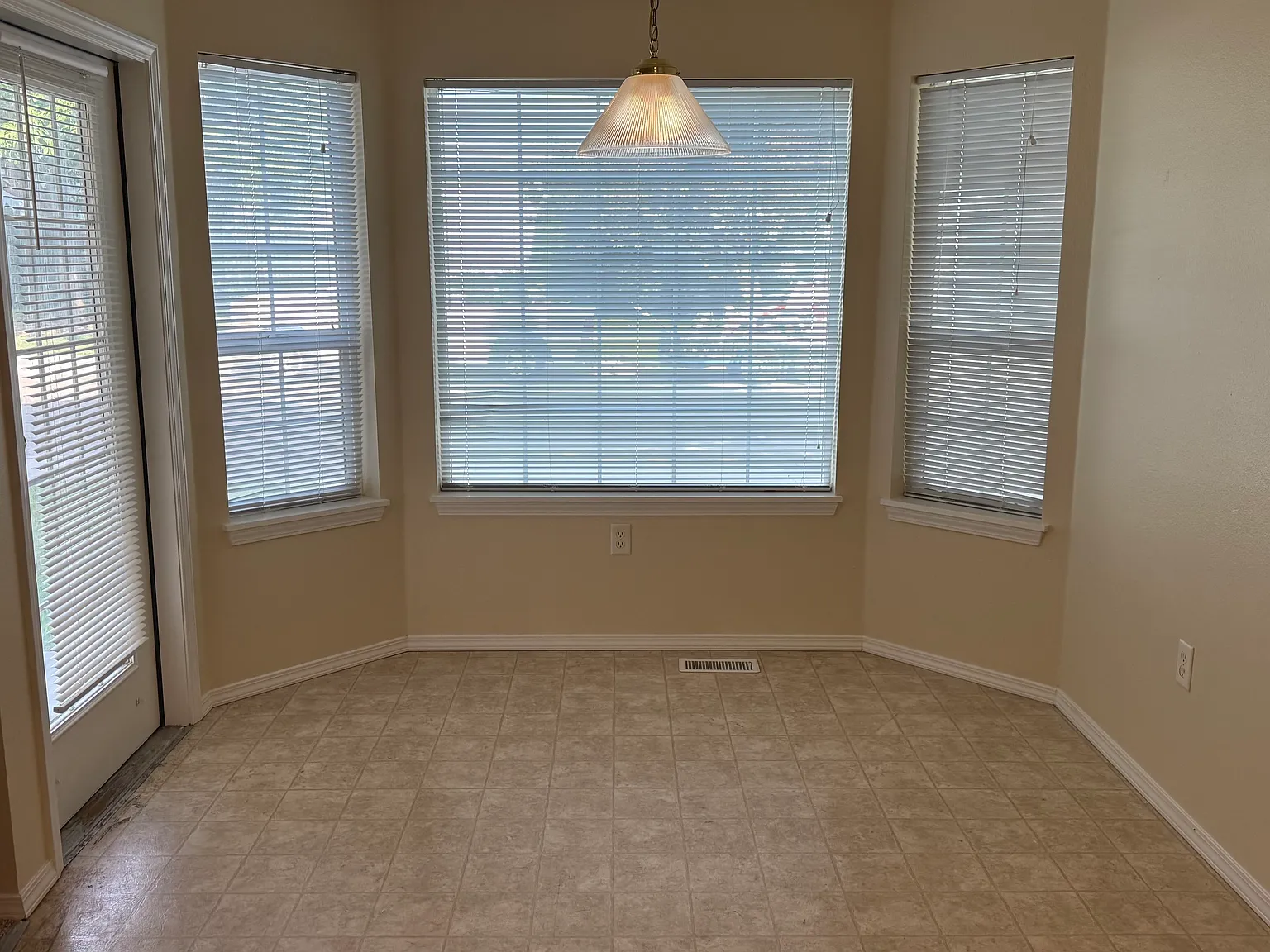 2 bed, 990 sqft, $1,375 — Photo 4