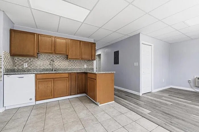 2 bed, 1.0 bath, $1,200 — Photo 3