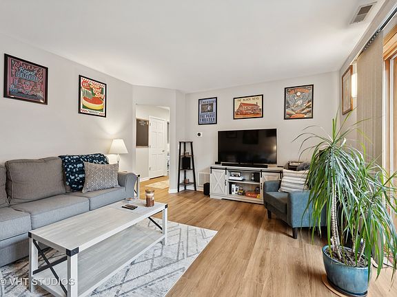 3rd image of 5963 N Northwest Hwy APT 202