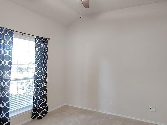 5th image of 808 Kingsbrook Ln