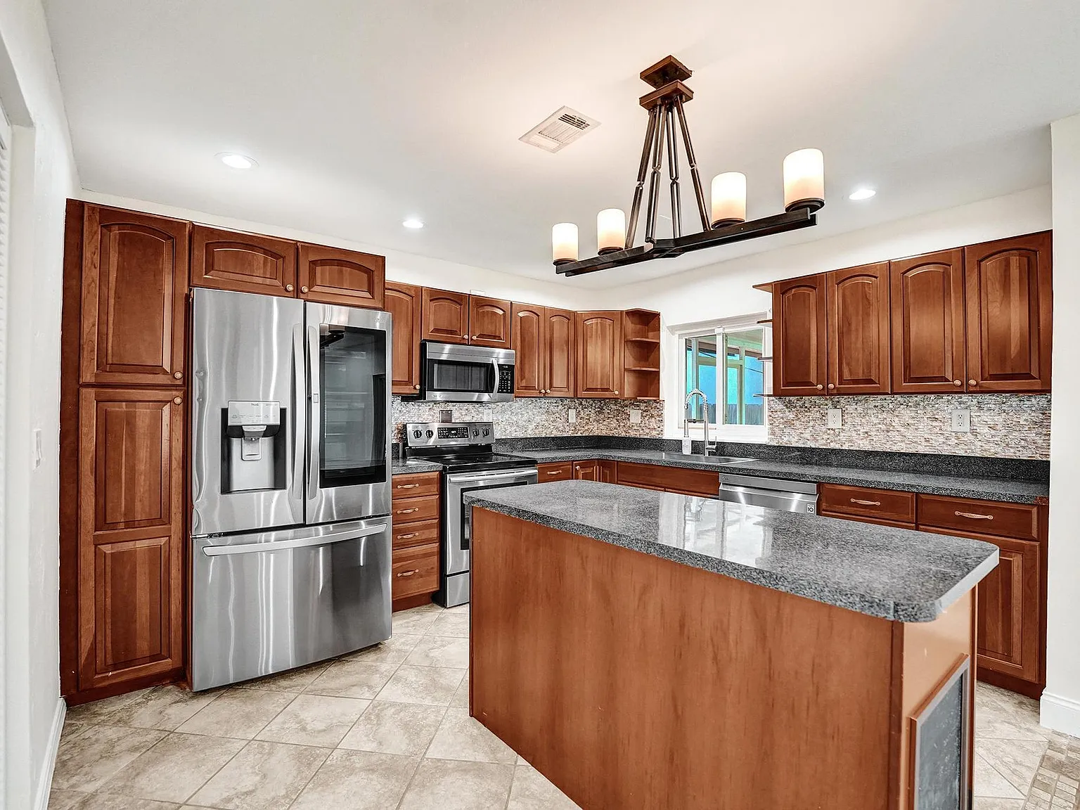 3 bed, 2.0 bath, 1160 sqft, $3,700 — Photo 4