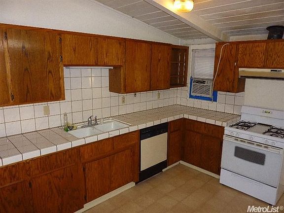 4th image of 6021 N Alturas Ave