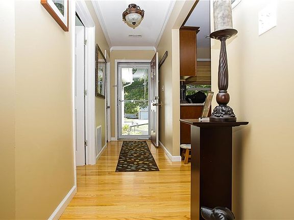 3rd image of 33 Lois Ln