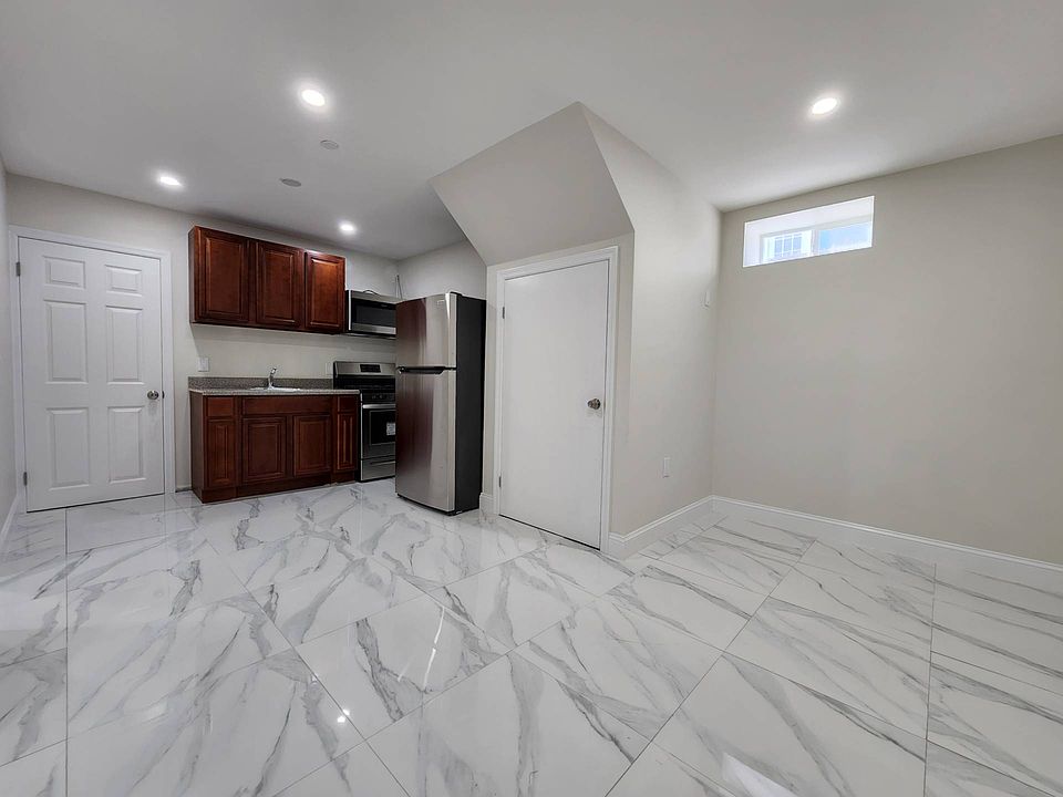 1st image of 119-4400 165th St #M2