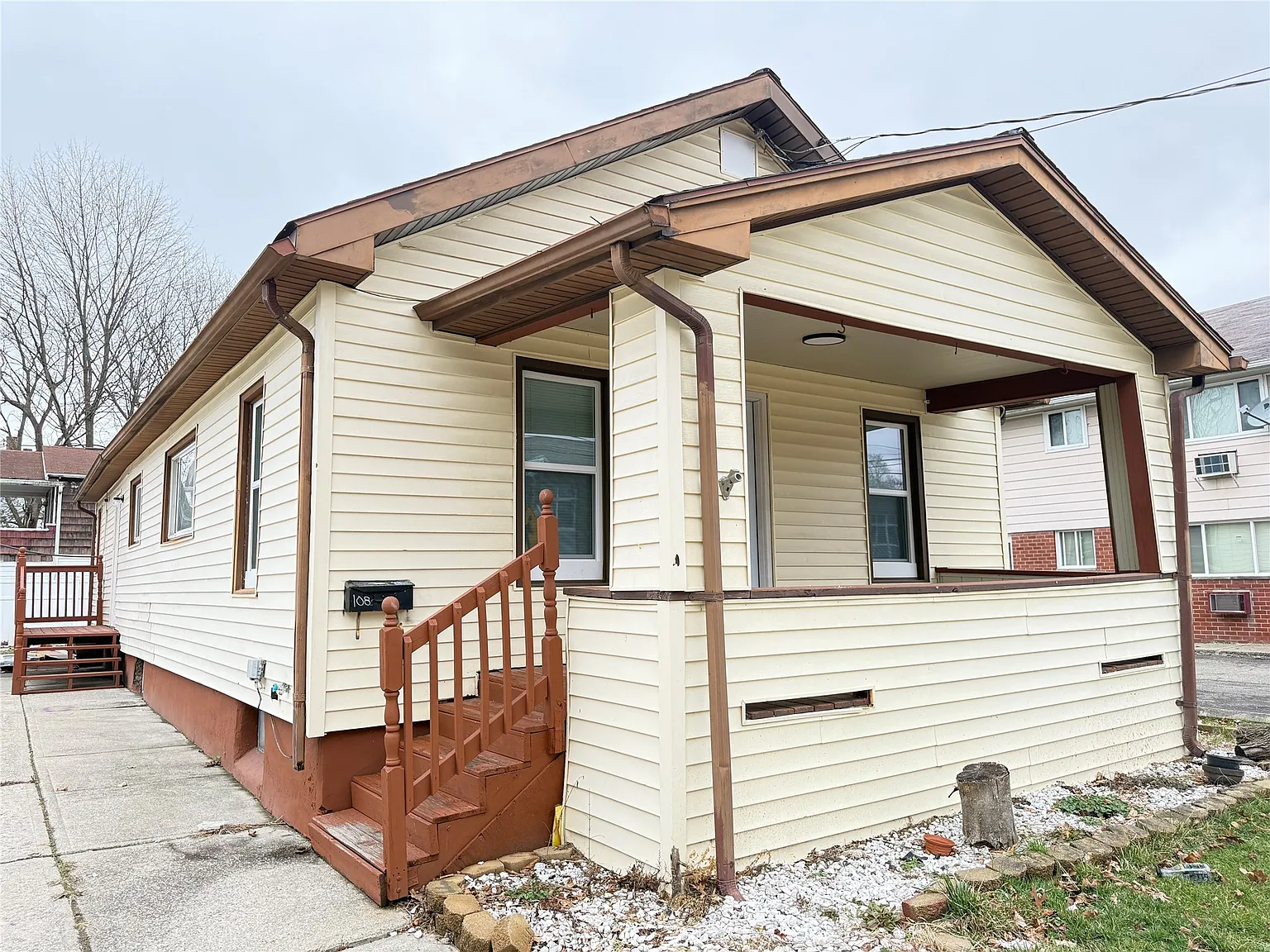 108 S Loder Ave photo 1